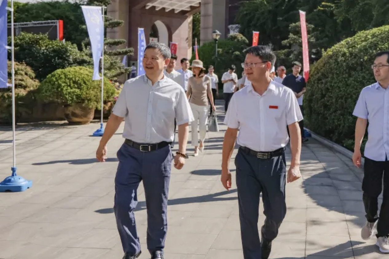 【西席节专题】反哺母校，，，惠泽桑梓?——“携手云顶集团4008，，，共筑教育梦想”捐赠仪式在新昌中学举行